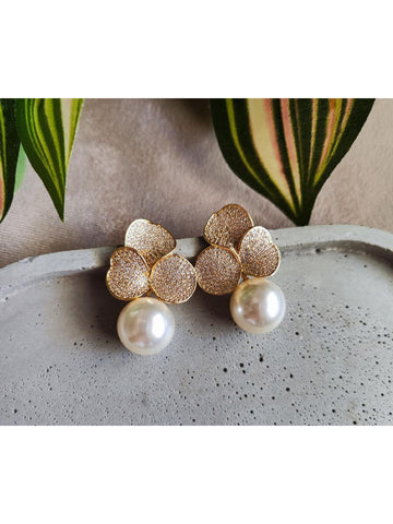 Brinco Flor Dourada com Strass Maxi Pérola